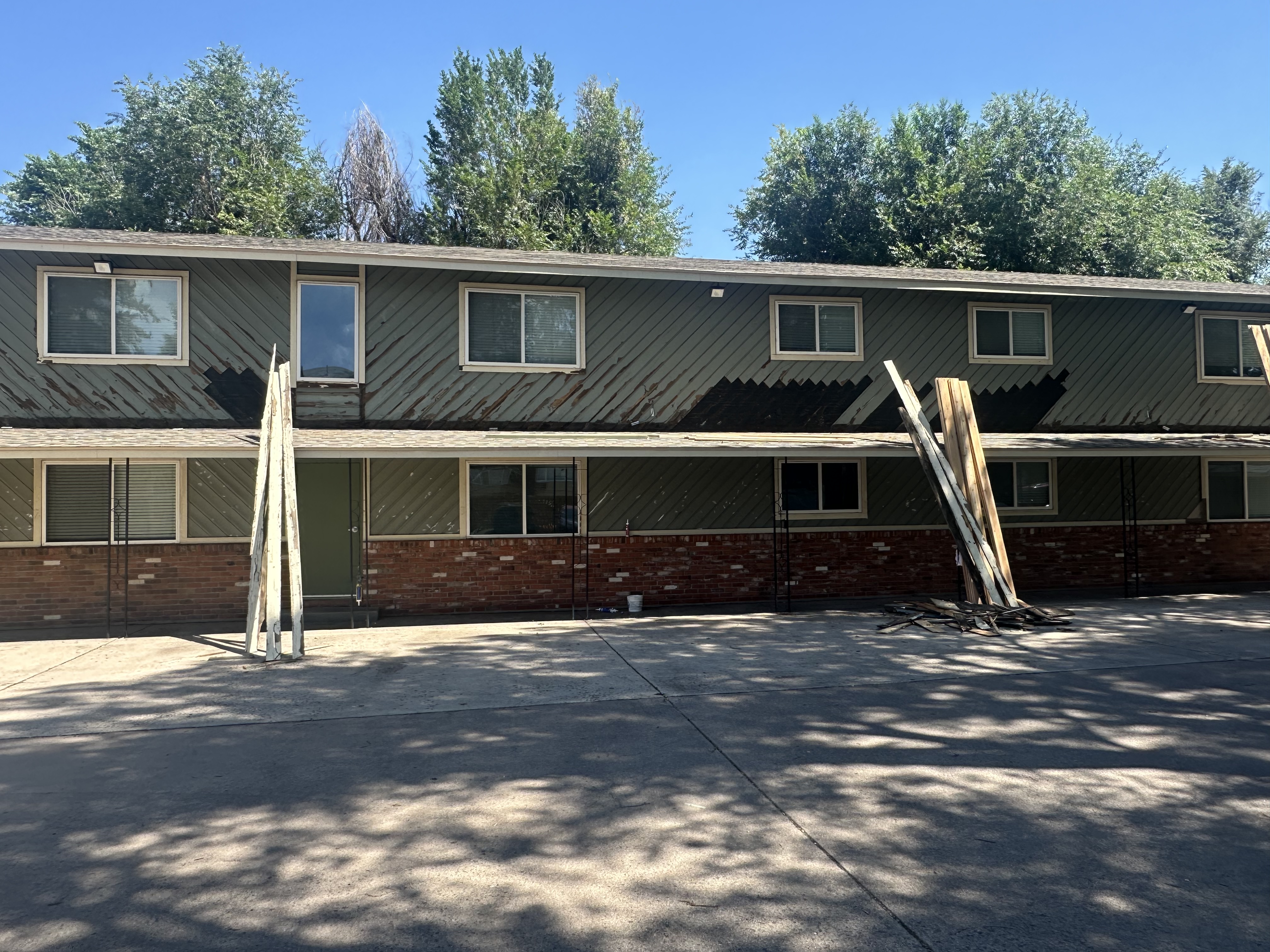 Multi-Unit Building - Green Siding Transformation